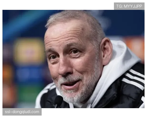 场边花絮：巴黎对阵布雷斯特，小球迷冲入场内被安保人员温和带离